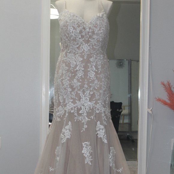 Maggie Sottero designs Wedding Dress - Picture 1 of 6